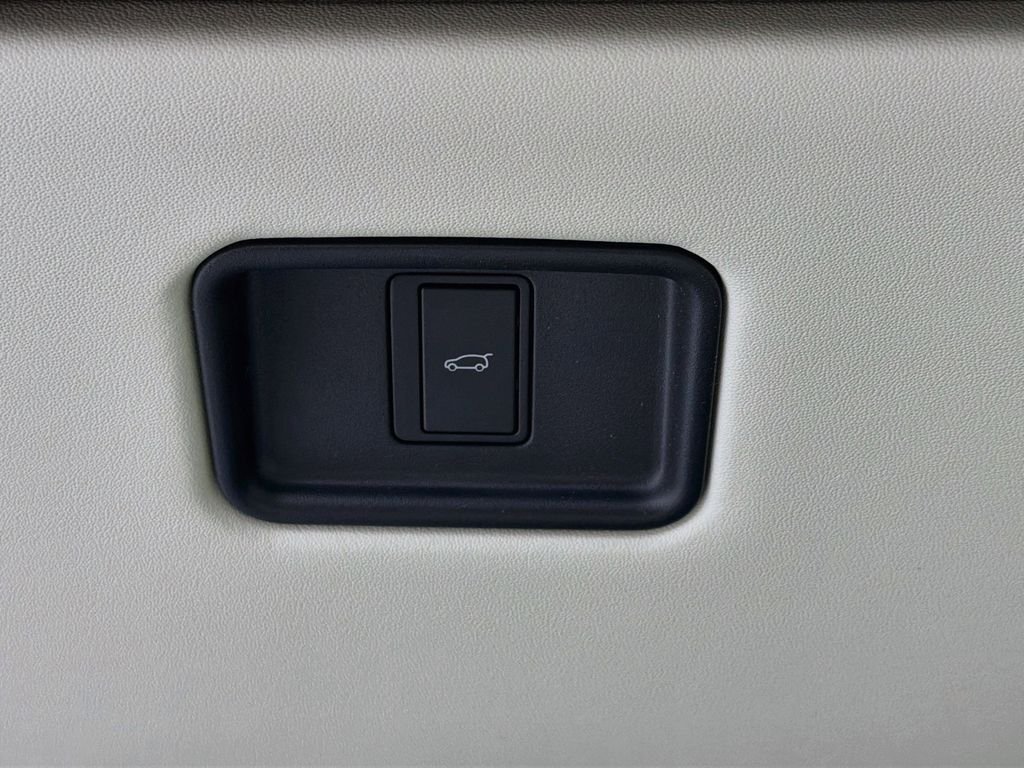 New 2026 Eiger Grey Land Rover SE image 10
