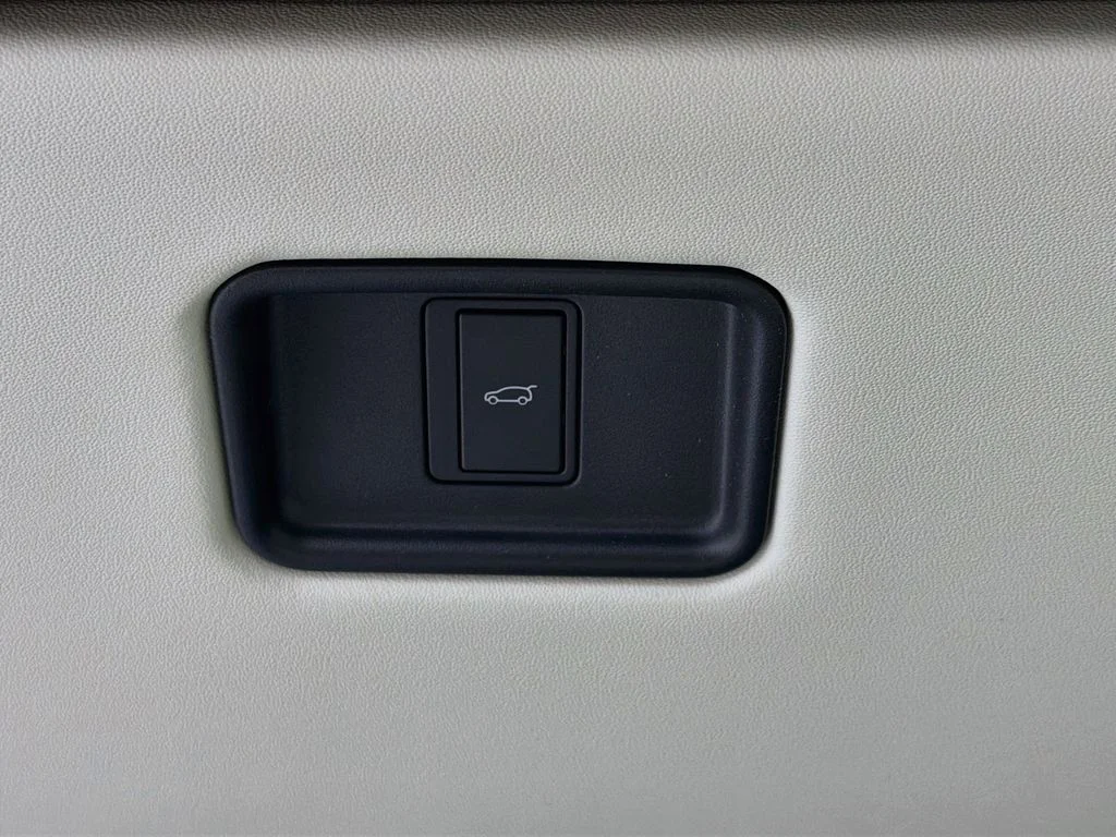 New 2026 Eiger Grey Land Rover SE image 10