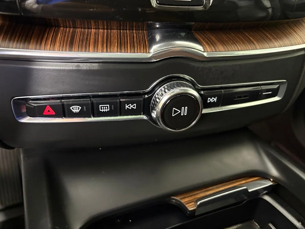 Used 2020 Onyx Black Metallic Volvo T5 Inscription image 28