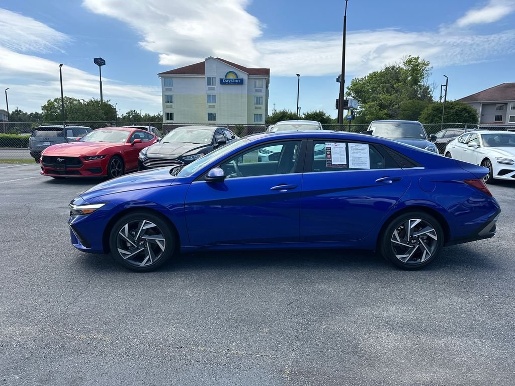 Used 2025 Blue Hyundai SEL Convenience image 4