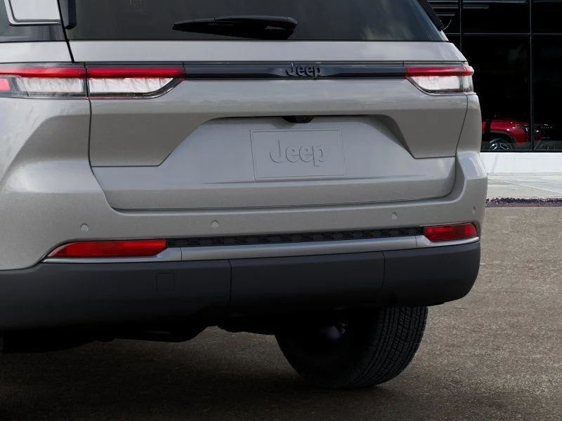 New 2026 Silver Zynith Exterior Paint Jeep Laredo Altitude image 13