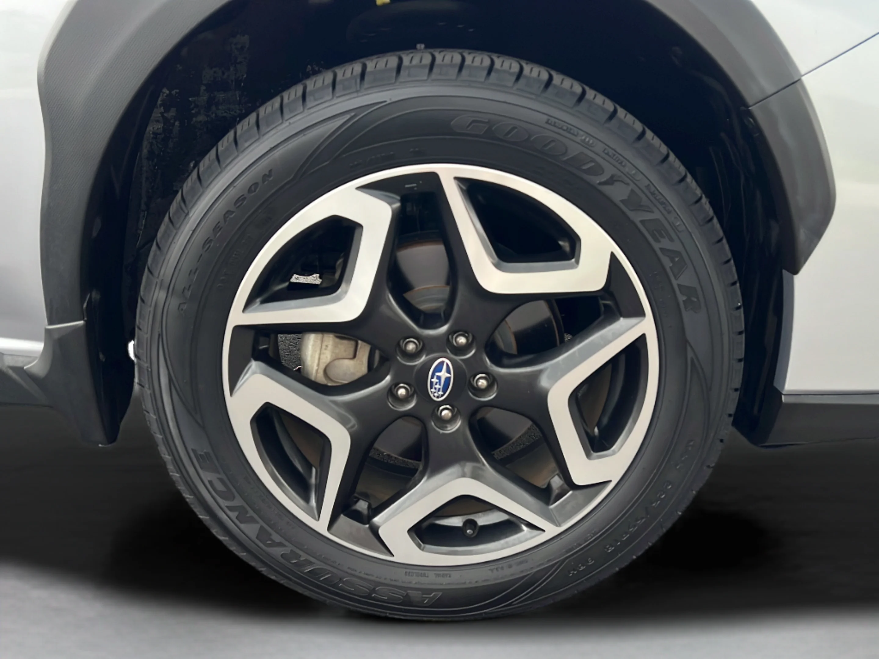 Used 2019 Ice Silver Metallic Subaru Limited image 27