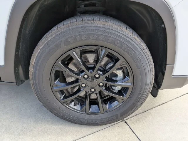 Used 2023 White Jeep Altitude image 9