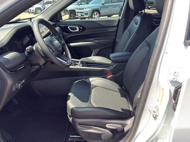 New 2026 Bright White Clear-Coat Exterior Paint Jeep Latitude image 8
