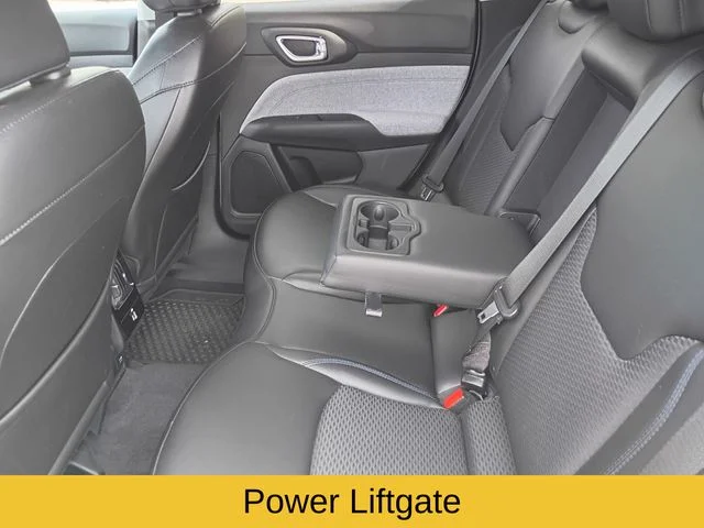 Used 2022 Silver Jeep Latitude image 20