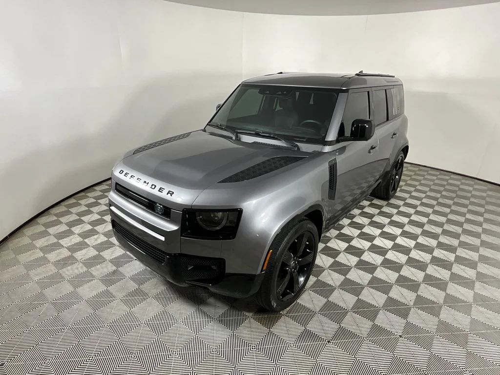 Used 2024 Gray Land Rover X-Dynamic SE image 9