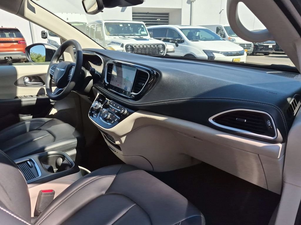 Used 2023 White Chrysler Touring L image 31