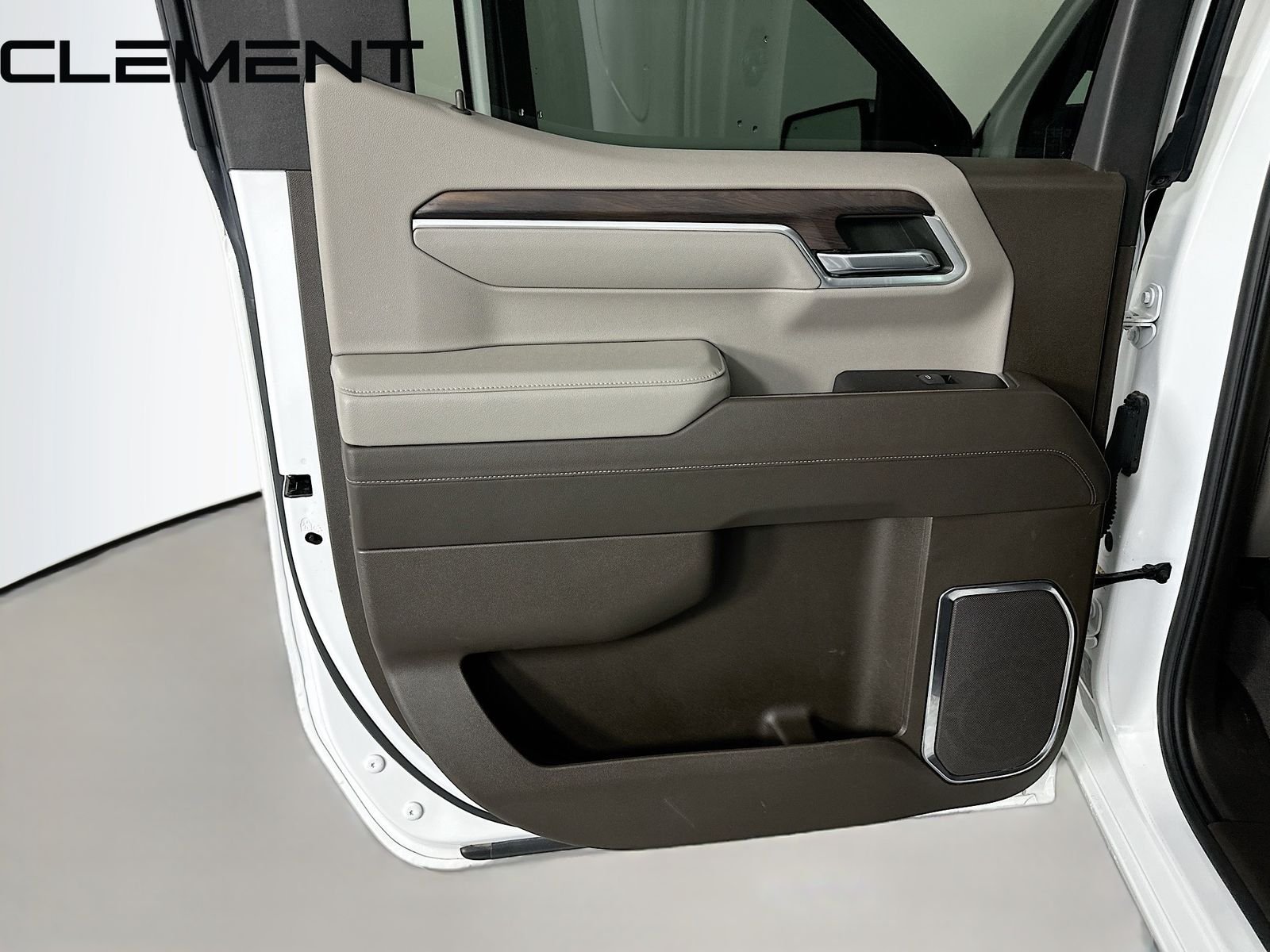 Used 2022 White GMC SLT image 32