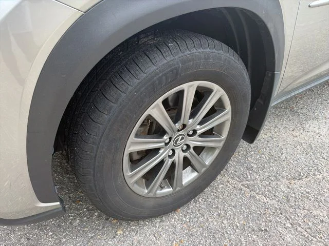 Used 2018 Silver Lexus 300h image 9