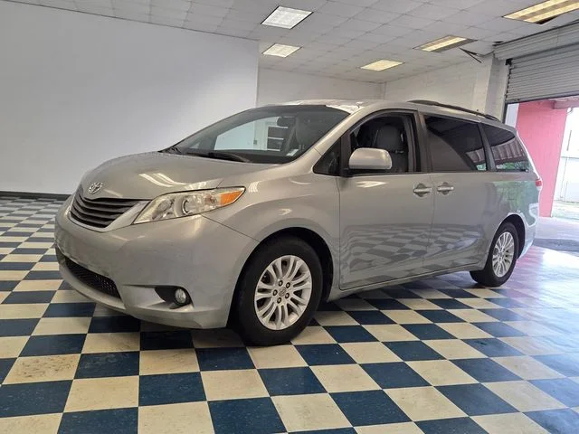 Used 2013 Silver Toyota XLE image 3