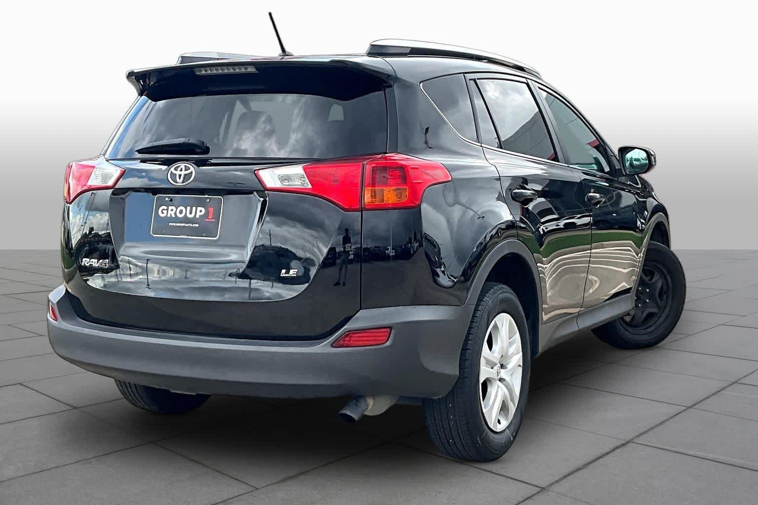 Used 2015 Black Toyota LE image 13