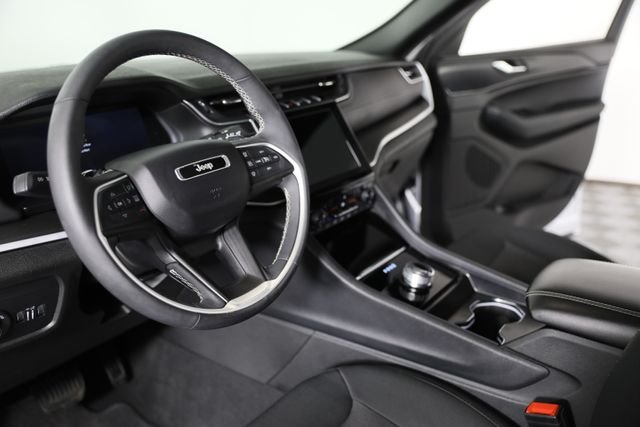 Used 2025 Silver Jeep Laredo image 13