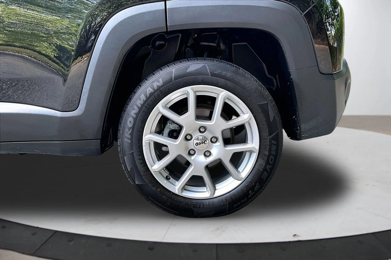 Used 2022 Black Jeep Latitude image 33