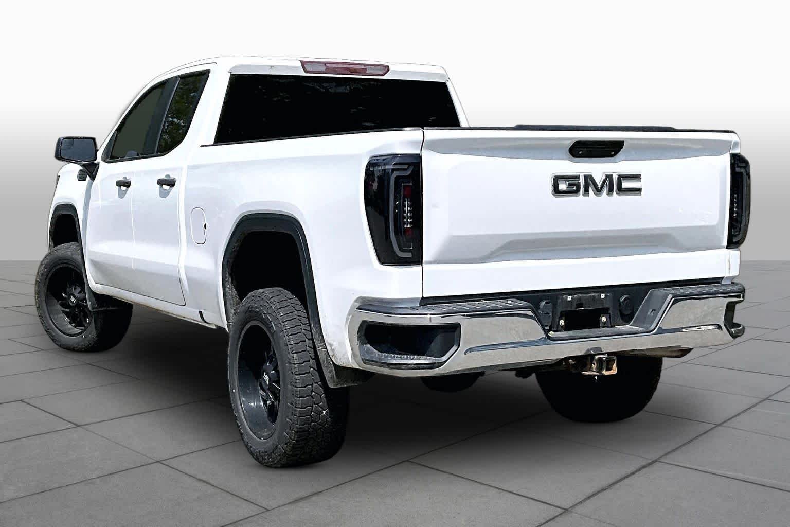 Used 2021 Summit White GMC  image 11