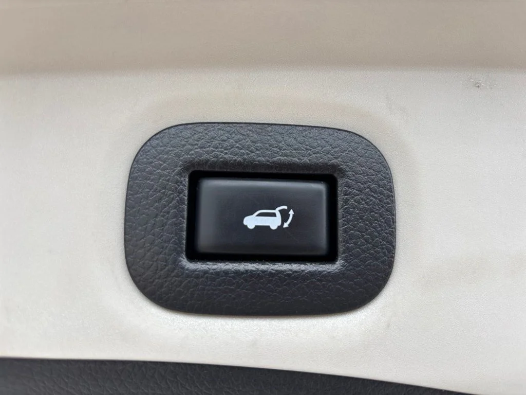 Used 2018 White Nissan SL image 8