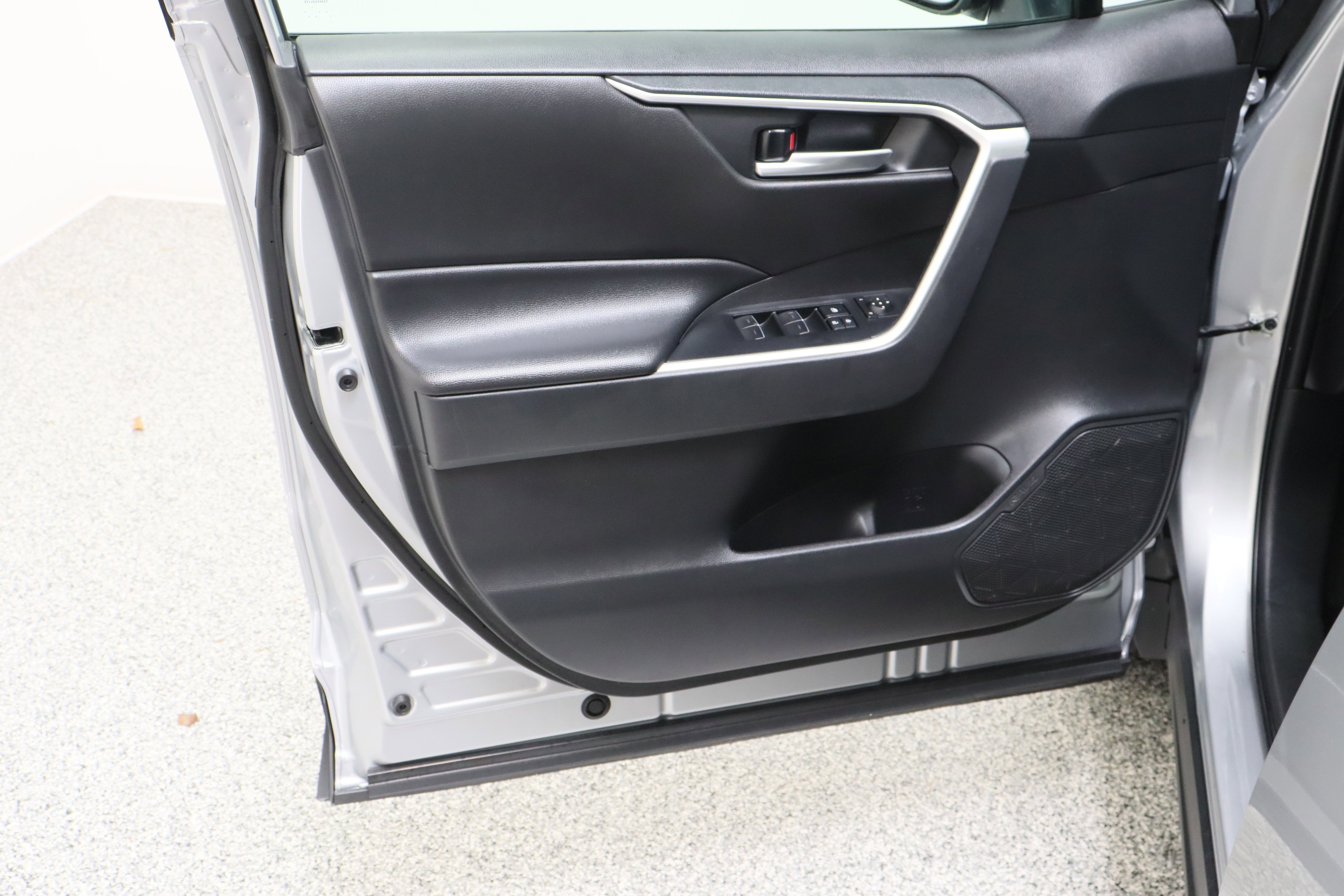 Used 2025 Silver Sky Metallic Toyota XLE 2.5L image 12