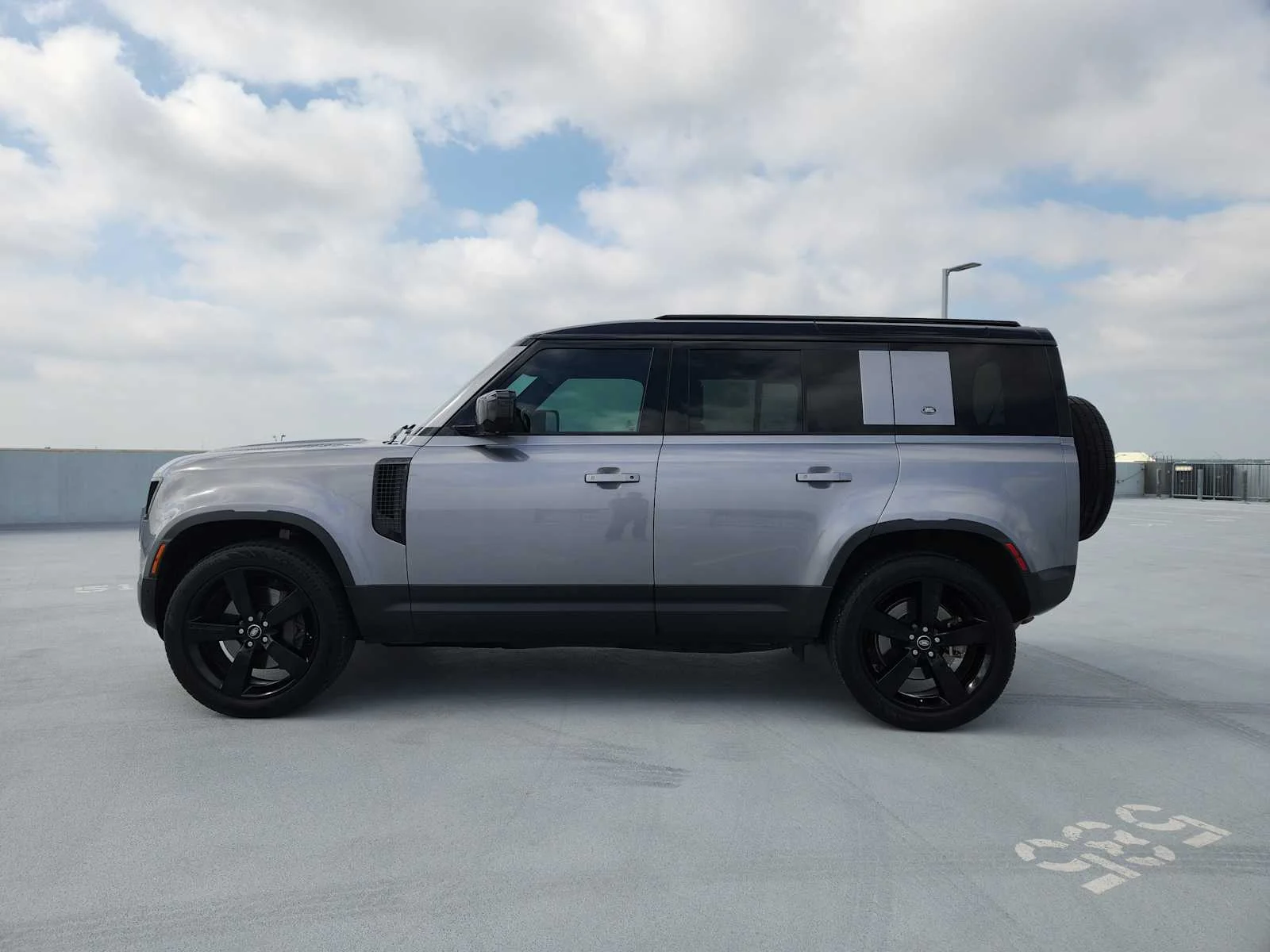 Used 2022 Eiger Grey Metallic Land Rover SE image 4