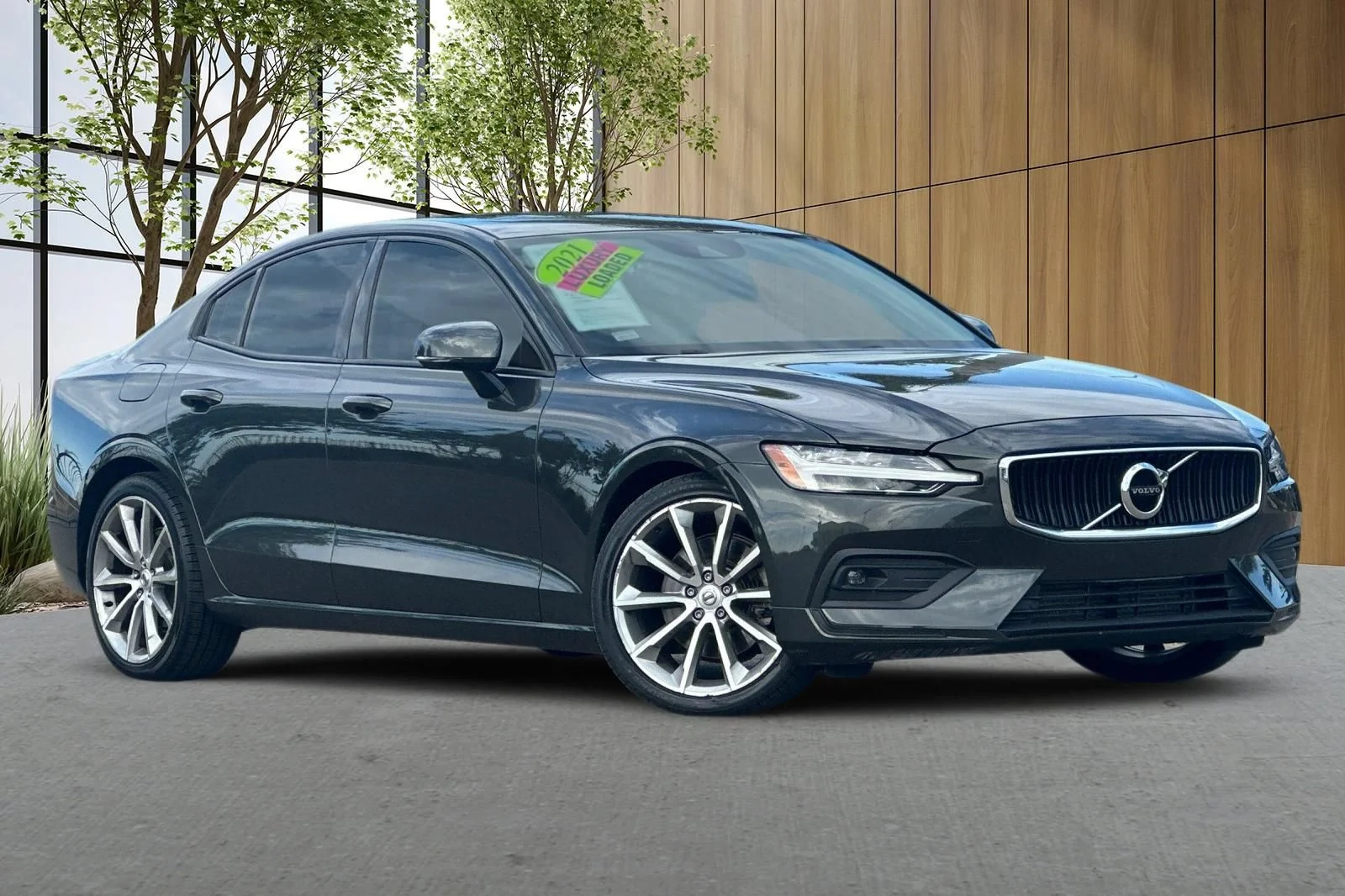 Used 2021 Gray Volvo Momentum image 2