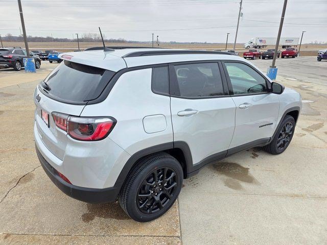 New 2026 Silver Zynith Metallic Clearcoat Jeep Latitude Altitude image 7