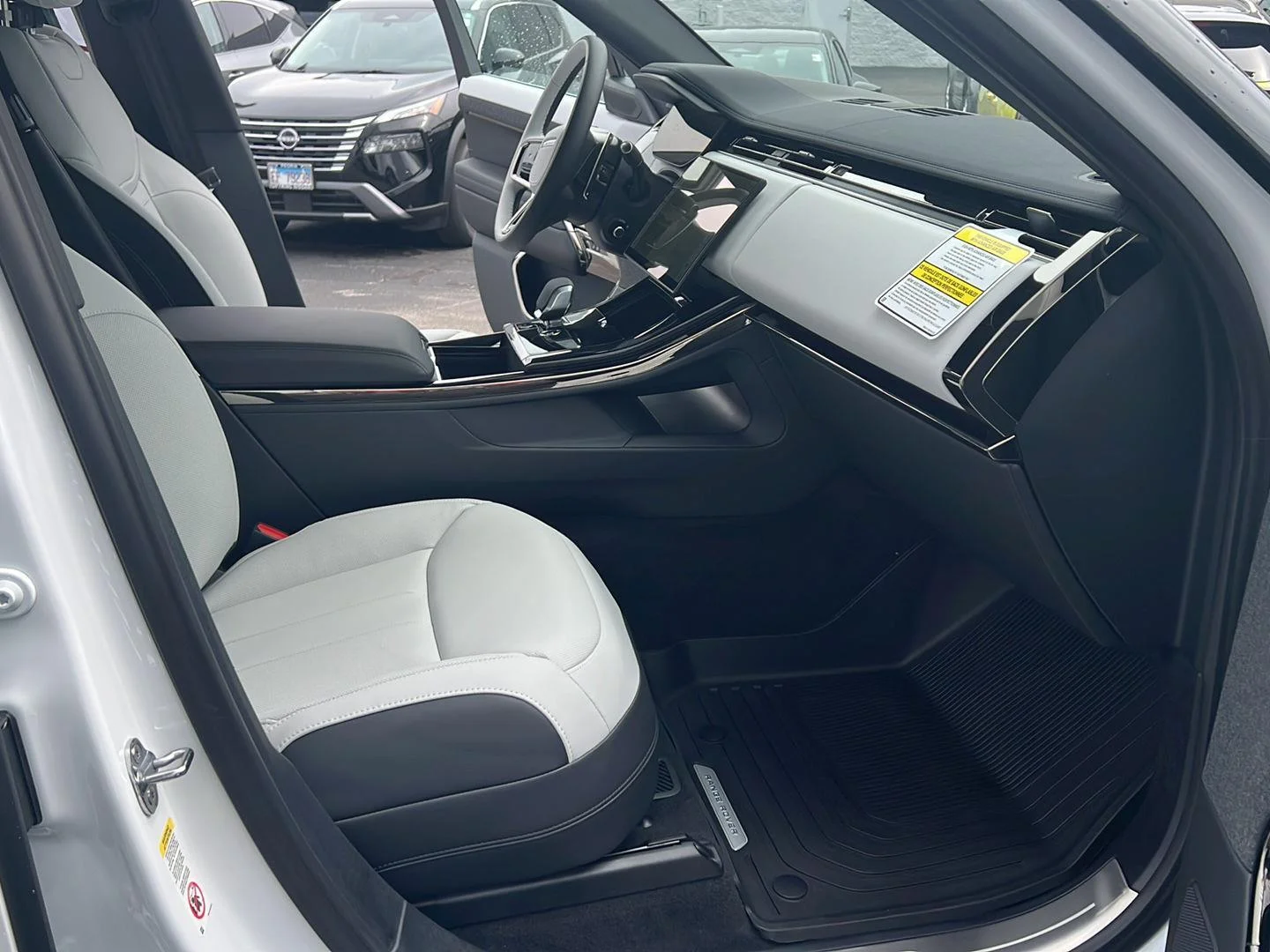 New 2026 Ostuni Pearl White Premium Metallic Land Rover Dynamic SE image 11