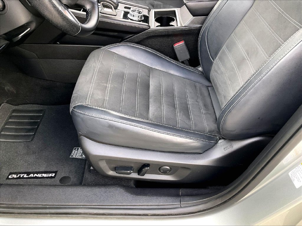 Used 2024 Silver Mitsubishi SE image 34