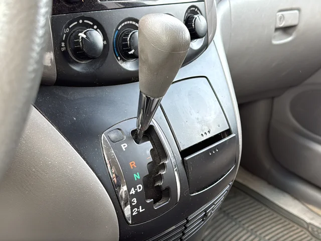 Used 2010 Silver Toyota LE image 37