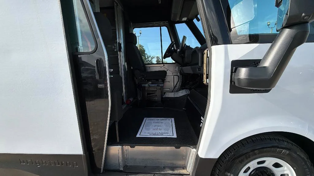 Used 2024 Oyster White BrightDrop EJY image 31