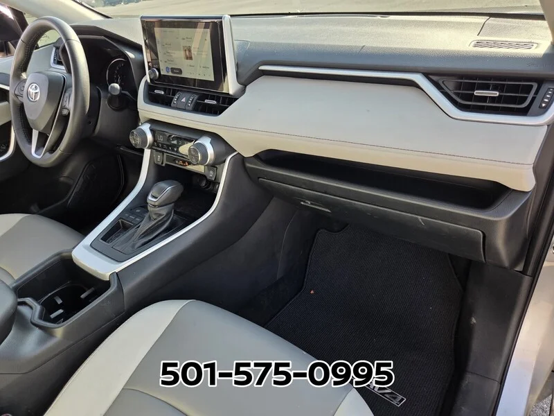 Used 2025 Silver Sky Metallic TOYOTA XLE PREMIUM FWD image 19