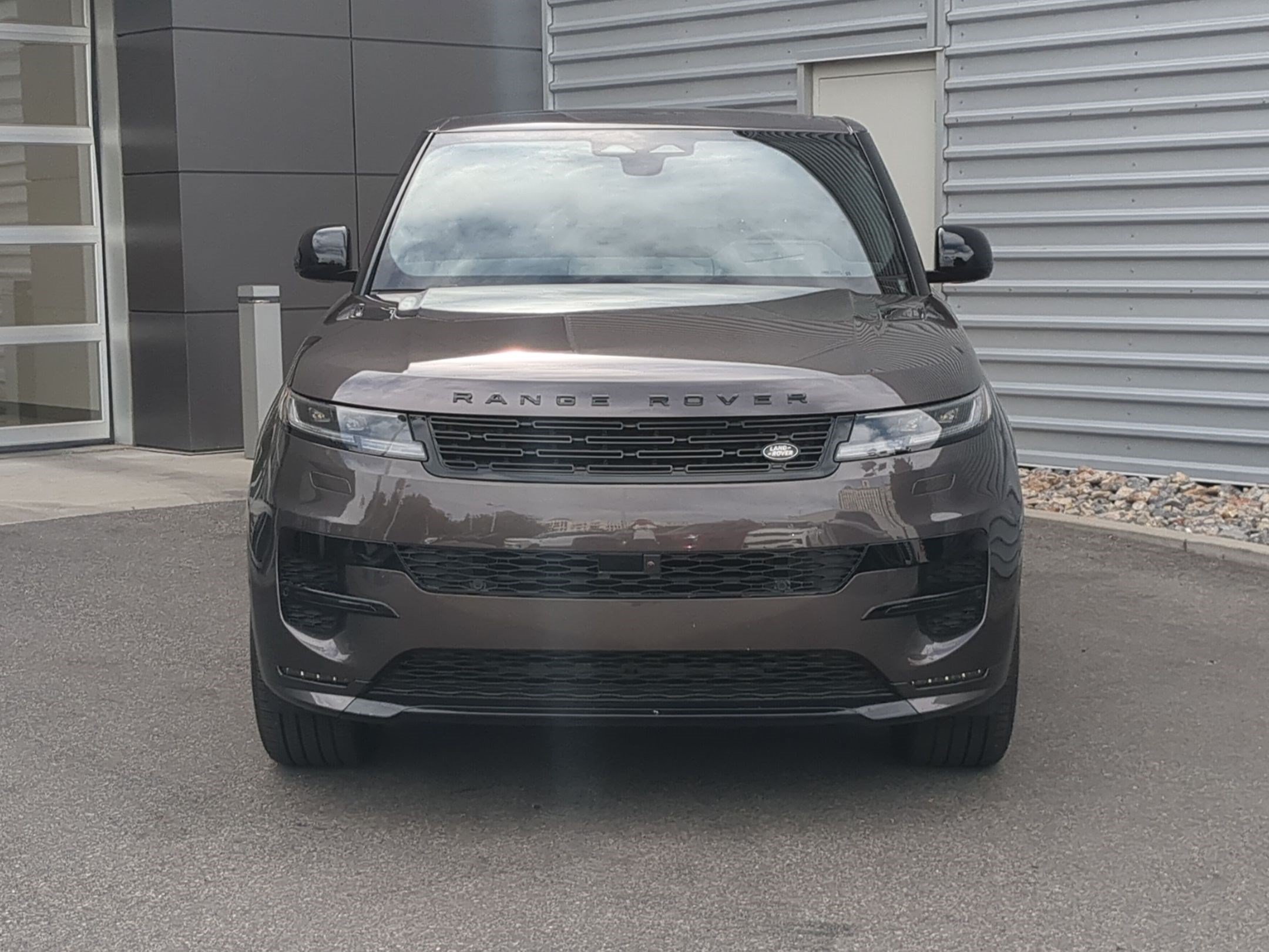 New 2026 Charente Grey Land Rover P460e Dynamic SE image 2