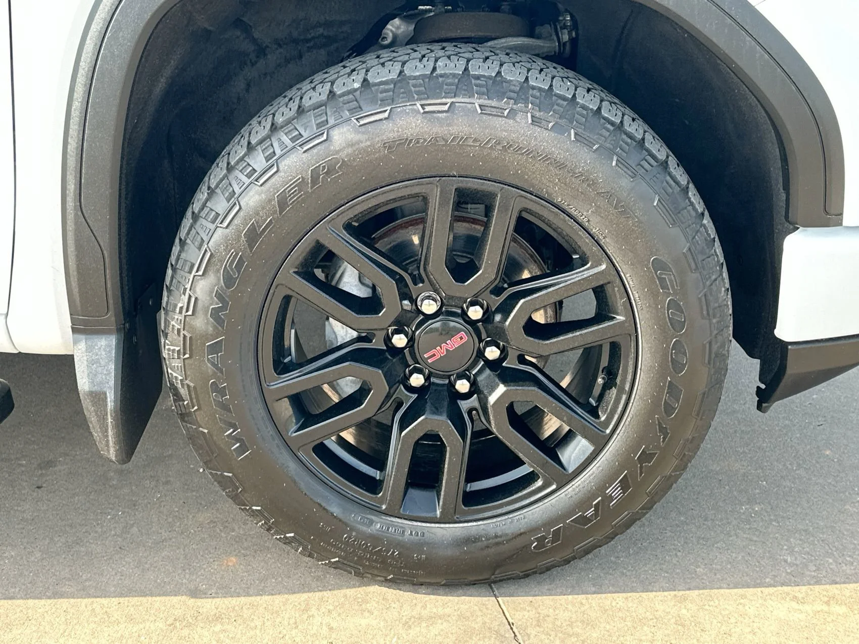 Used 2024 Summit White GMC Elevation image 10