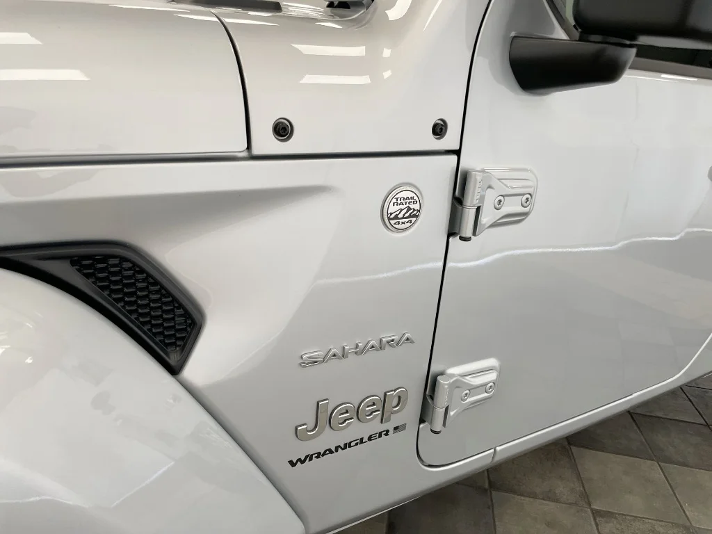Used 2024 Silver Zynith Clear Coat Jeep Sahara image 31