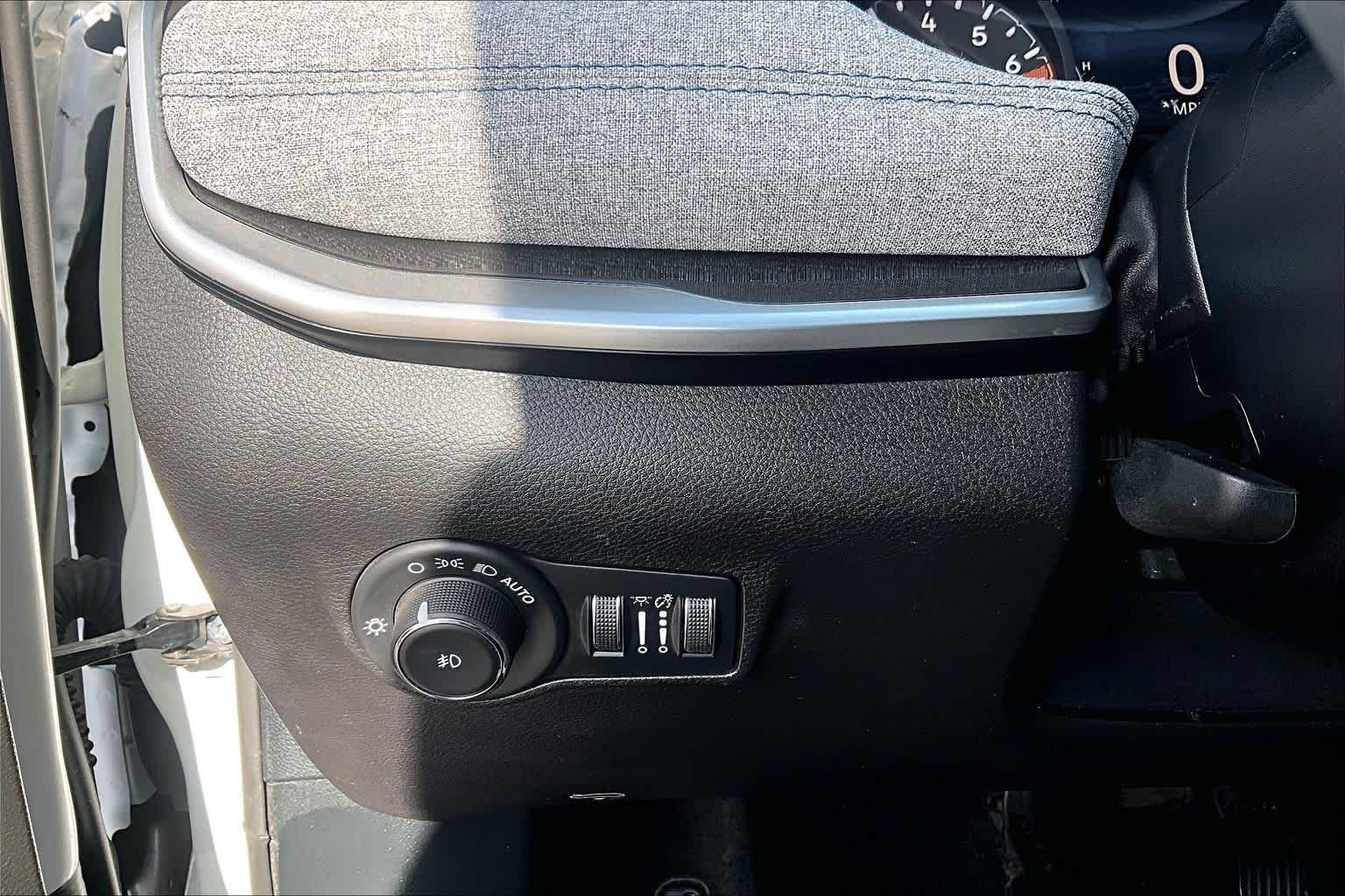 Used 2024 Bright White Clearcoat Jeep Latitude image 36