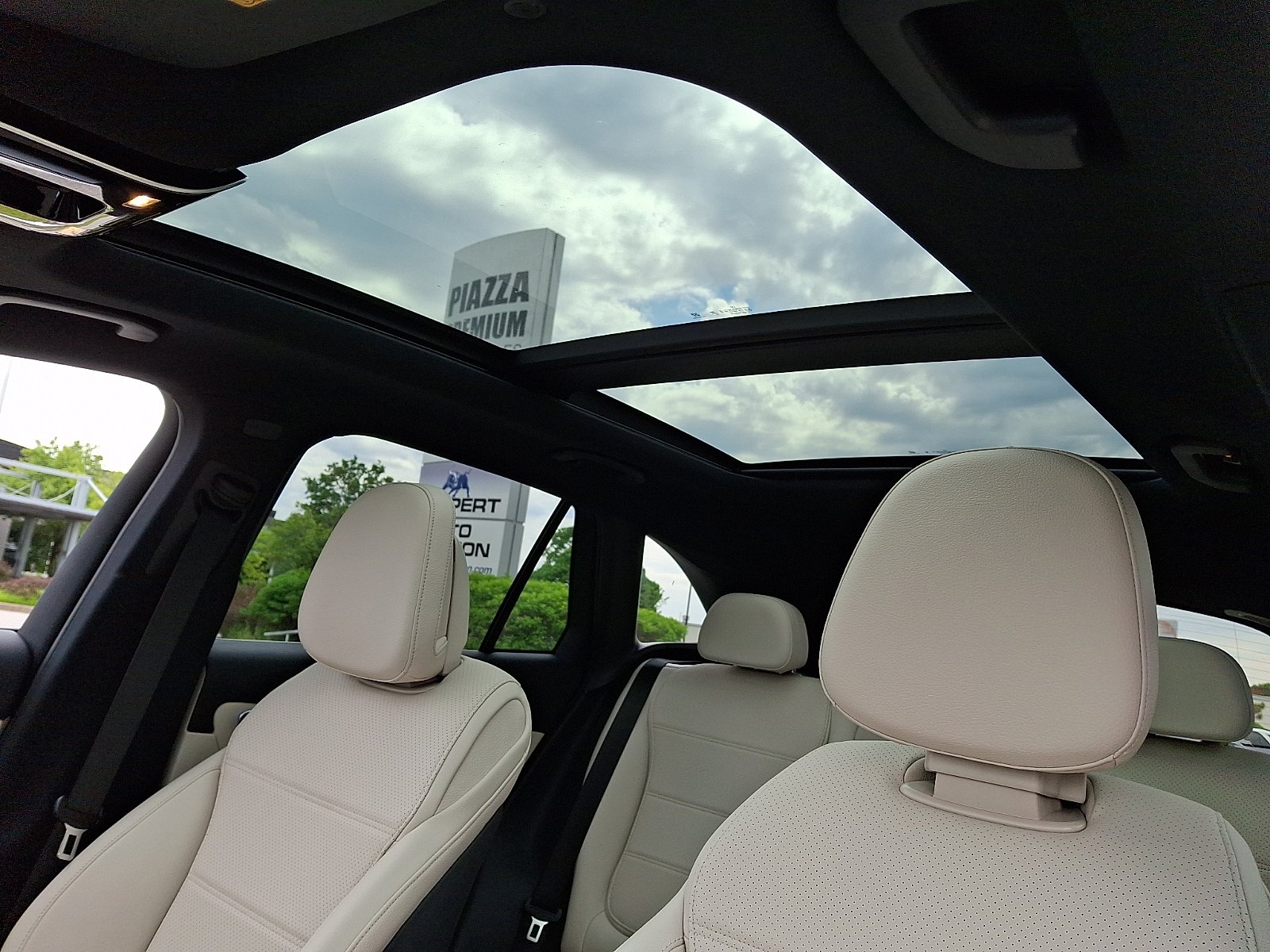New 2026 Polar White Mercedes-Benz GLC 300 image 12