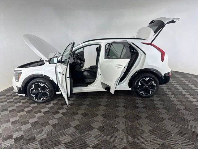 Used 2023 White Kia Wave image 11
