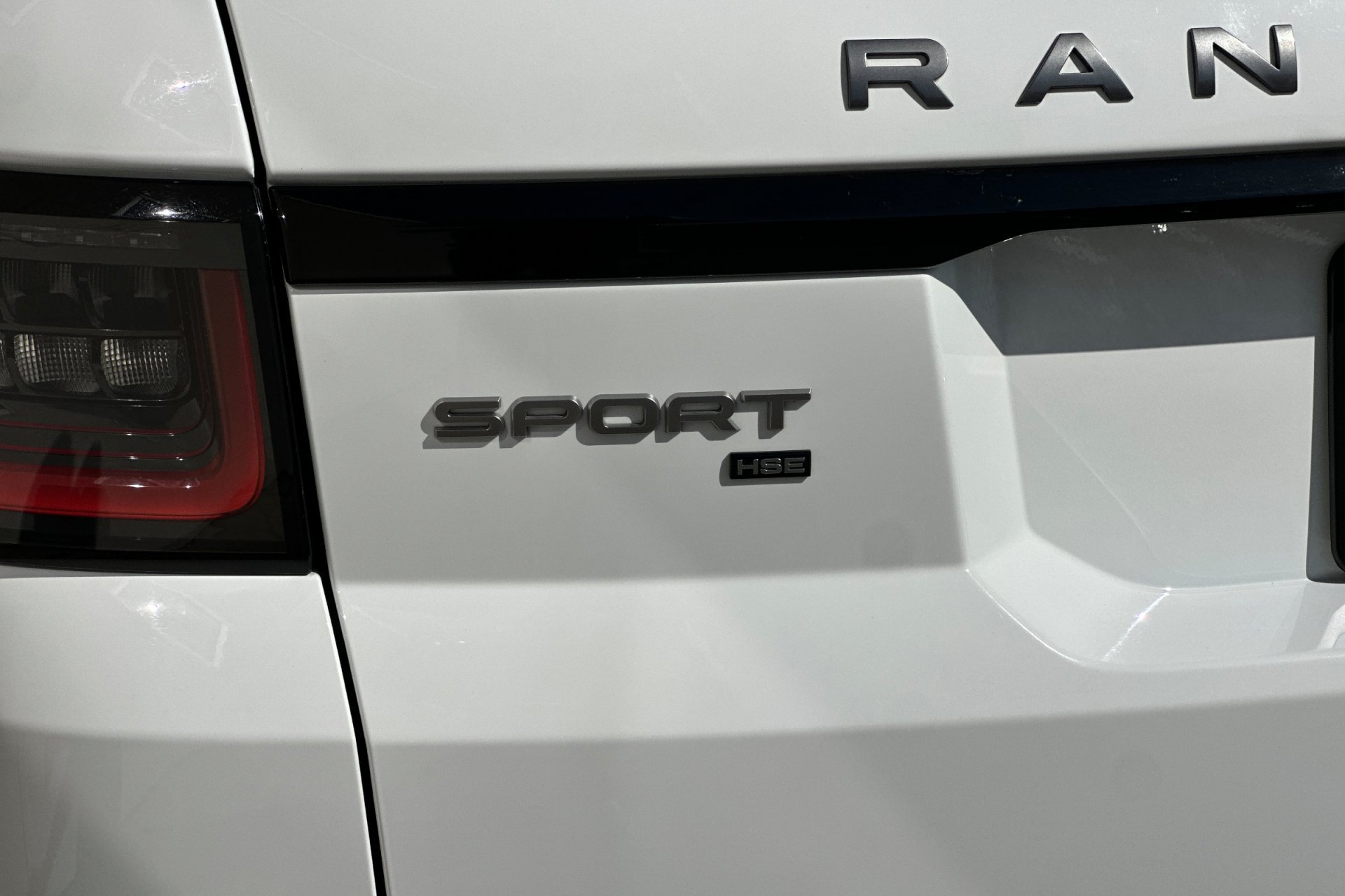 Used 2022 Fuji White Land Rover HSE Silver Edition image 12