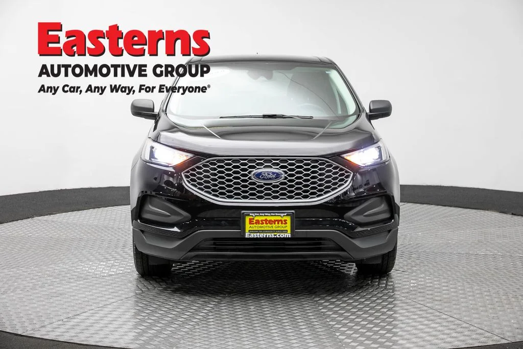 Used 2023 Black Ford SE image 2