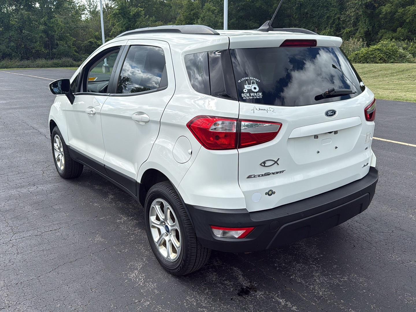 Used 2019 Diamond White Ford SE image 19