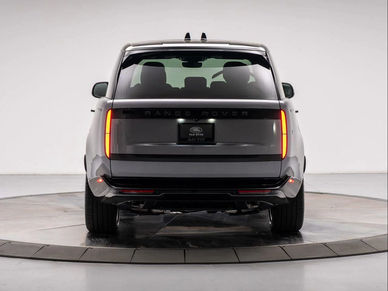New 2026 Eiger Grey Land Rover P550e SE image 4