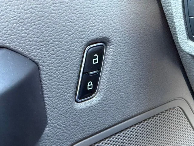 Used 2020 Velocity Blue Metallic Ford XLT image 19
