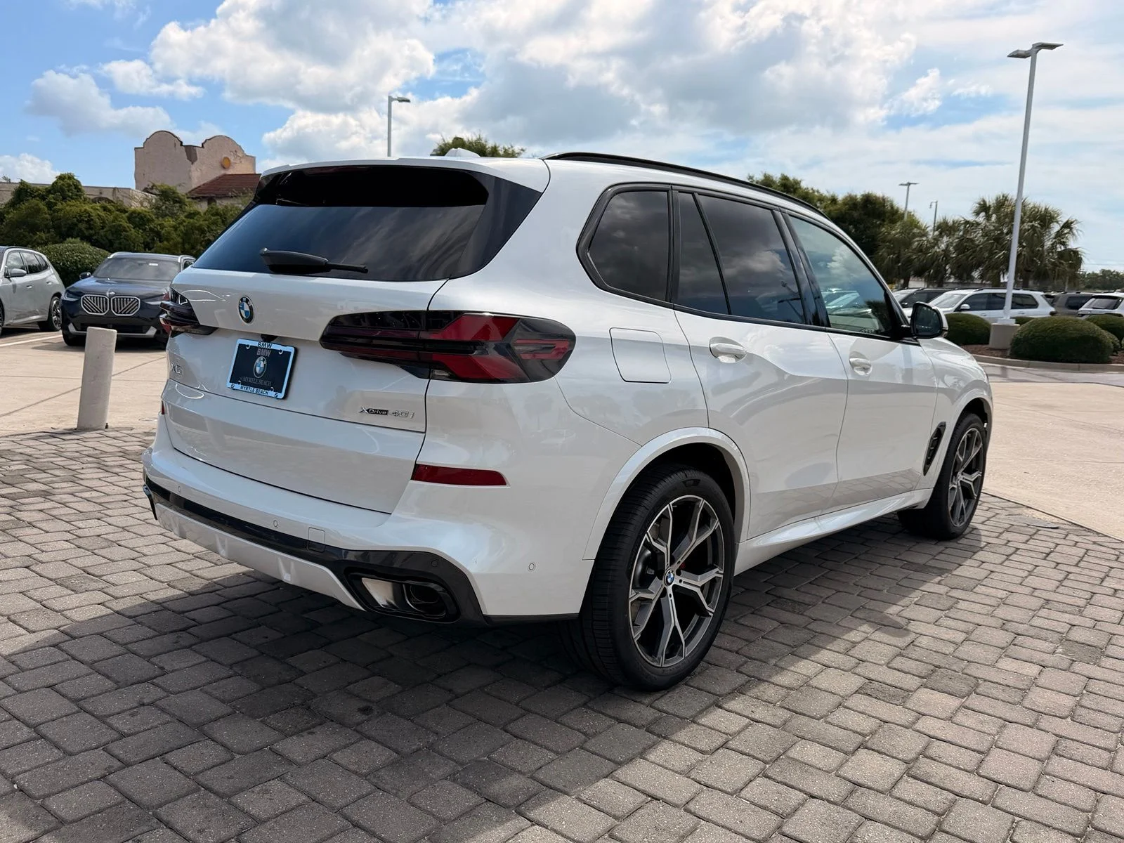 New 2026 Mineral White Metallic BMW xDrive40i image 9