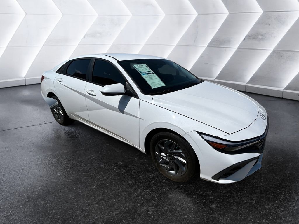 Used 2024 White Hyundai SEL image 1