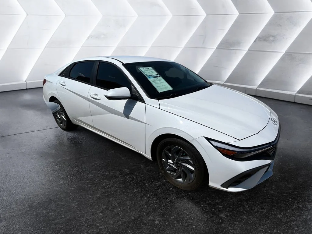 Used 2024 White Hyundai SEL image 1