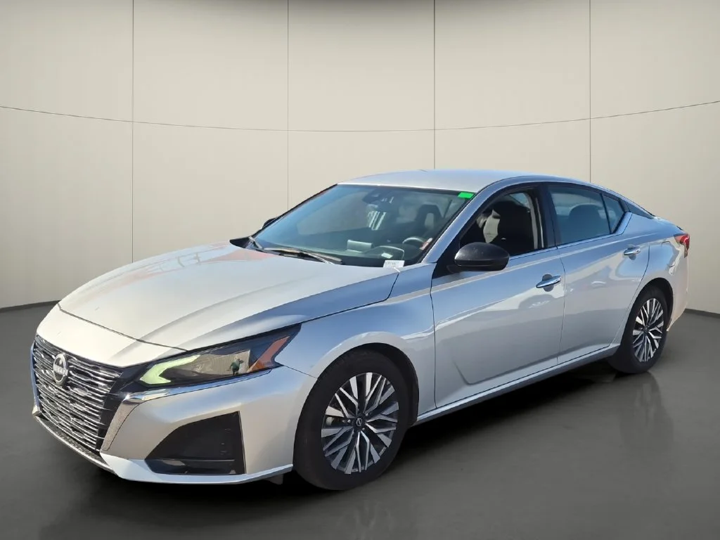 Used 2024 Silver Nissan 2.5 SV image 3