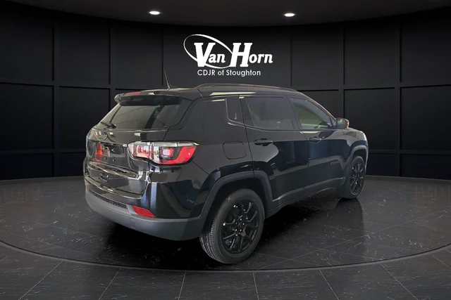 New 2026 Diamond Black Crystal Pearl-Coat Exterior Paint Jeep Latitude image 7