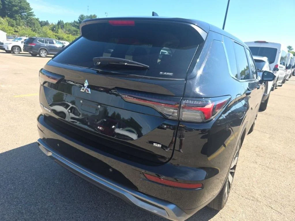 Used 2025 Black Mitsubishi SE image 4