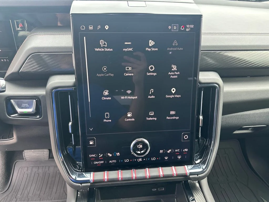 Used 2025 White GMC AT4 image 28