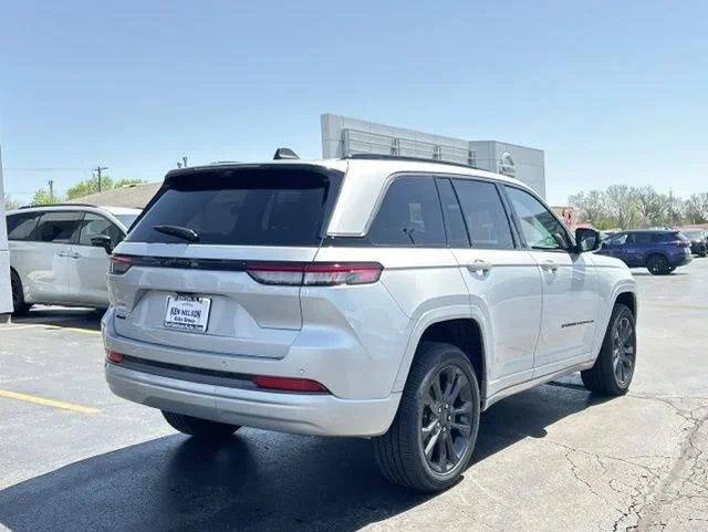 New 2026 Silver Zynith Exterior Paint Jeep Limited image 14