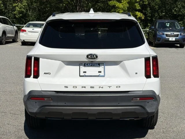Used 2021 White Kia S image 4