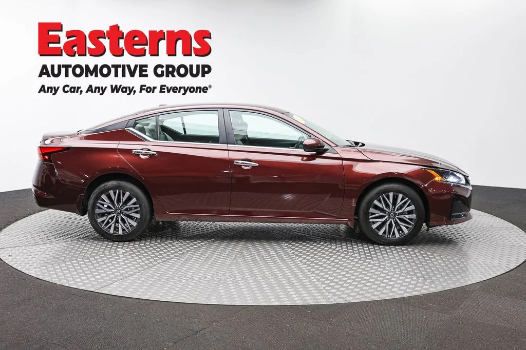 Used 2023 Red Nissan 2.5 SV image 4