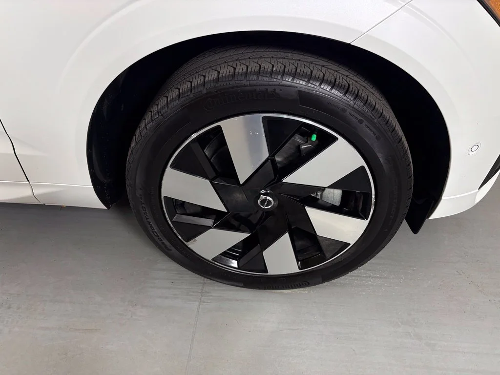 Used 2024 White Volvo T8 Plus Dark Theme image 10